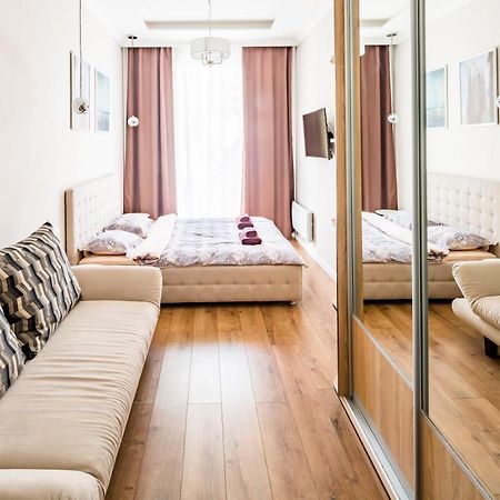 Квартира В Центрі З Дизайнерським Ремонтом Lviv Exteriör bild